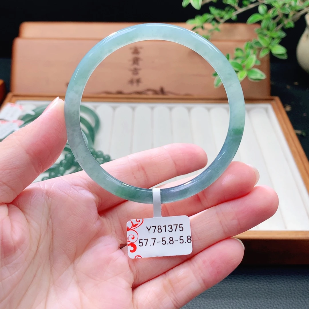 未镶嵌手镯（圆镯）翡翠