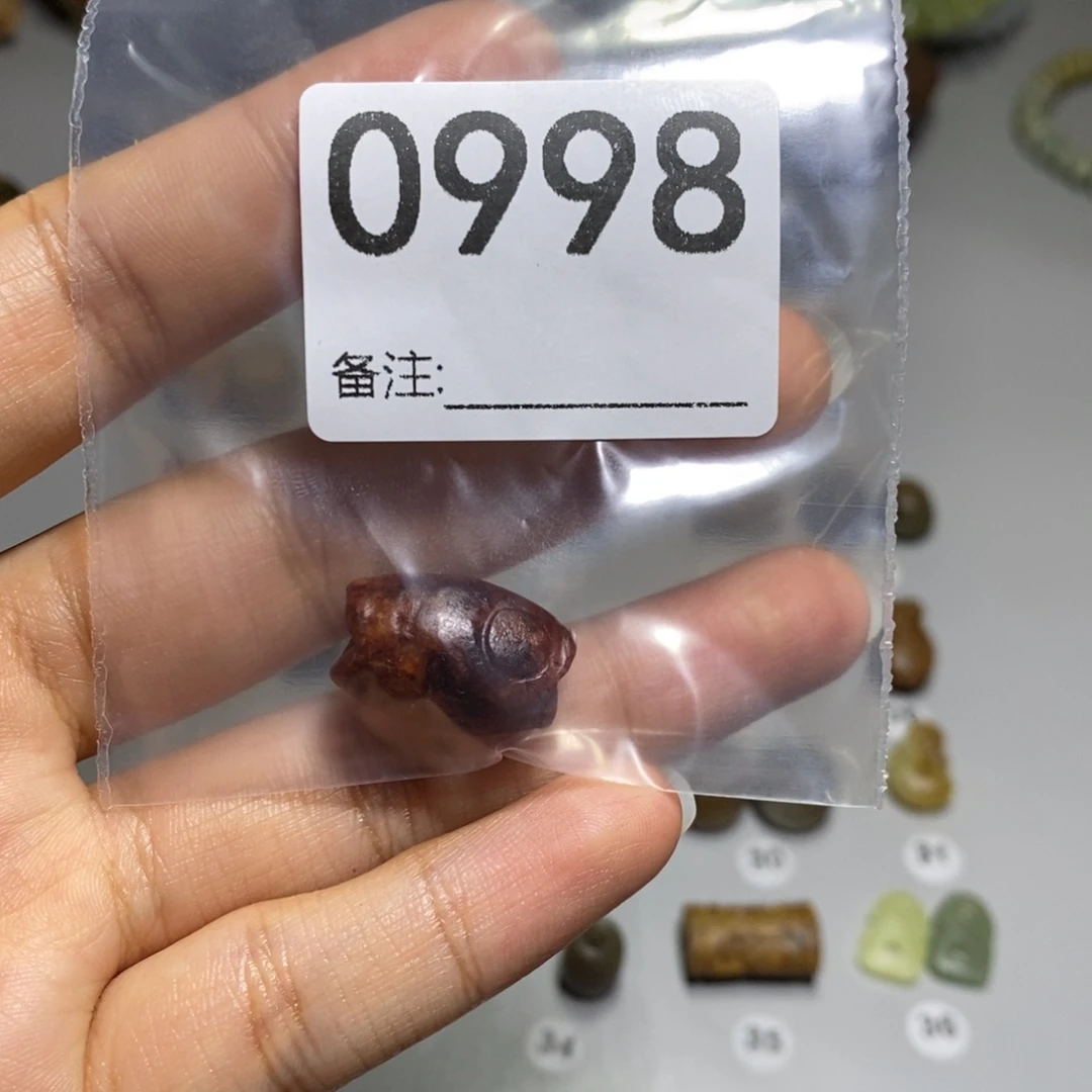 颈饰未镶嵌岫岩河磨玉（透闪石质玉）尤***?