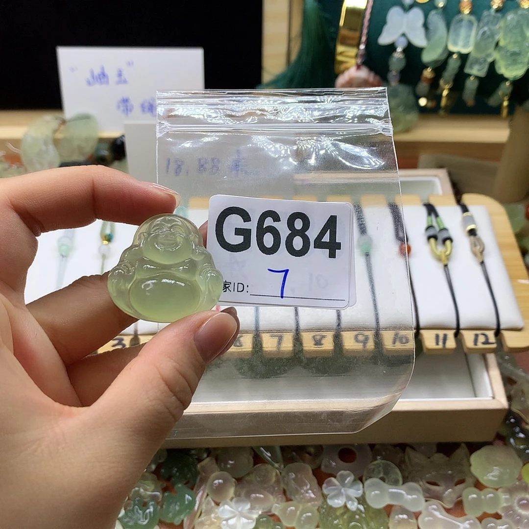 小***.蛇纹石玉未镶嵌颈饰