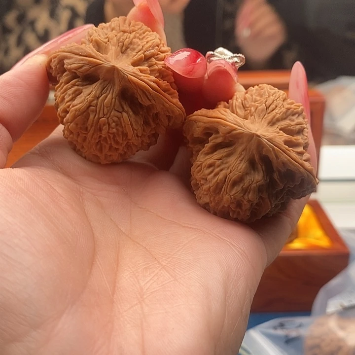 守***中吊坠桃核44全品三角疆