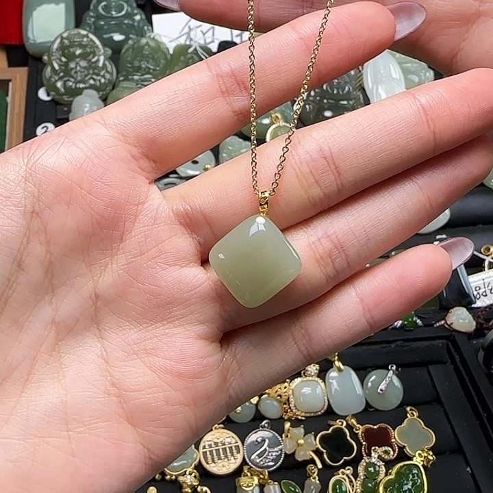 颈饰18K金镶嵌和田玉送链子送绳