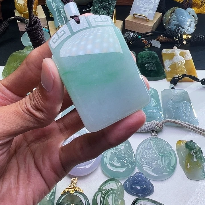 颈饰未镶嵌翡翠翡翠飘绿花仿古无事牌