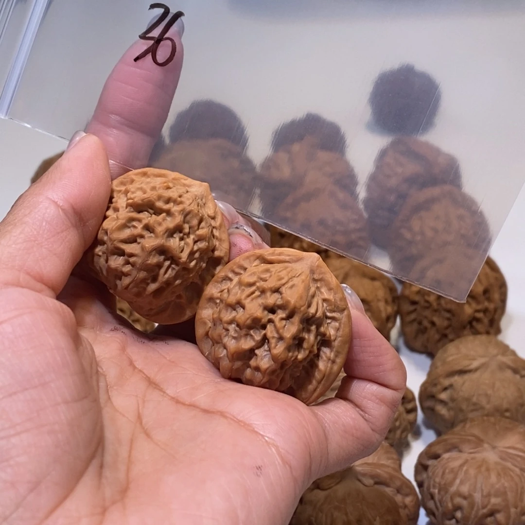 文玩核桃吊坠狮子