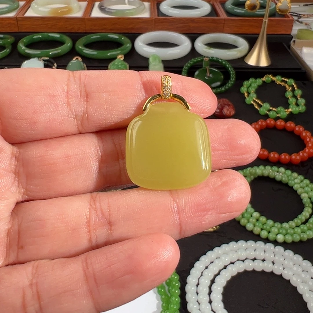 和田玉18K金镶嵌颈饰黄口鸡油黄平安无事牌