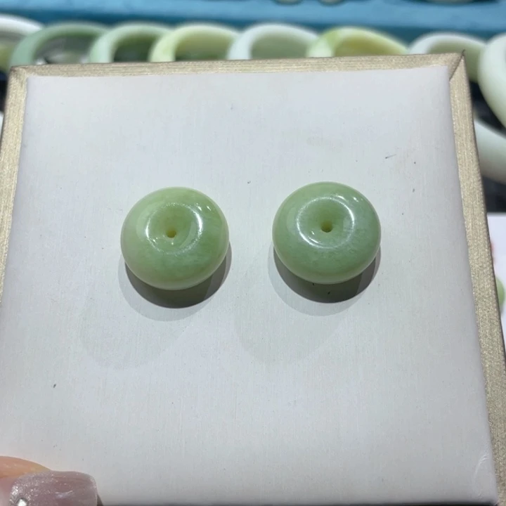未镶嵌颈饰蓝田玉（蛇纹石化大理石玉）家****?
