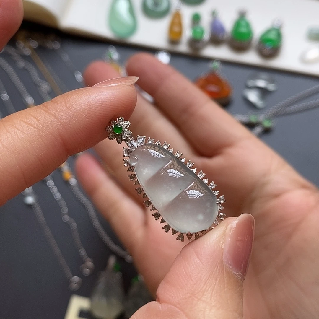 翡翠颈饰18K金镶嵌雪花棉福豆