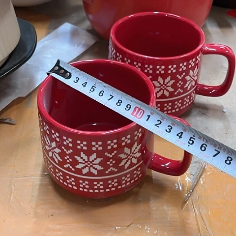 微瑕，不能明火，口径8厘米，高度9拖釉针孔，，2个红色