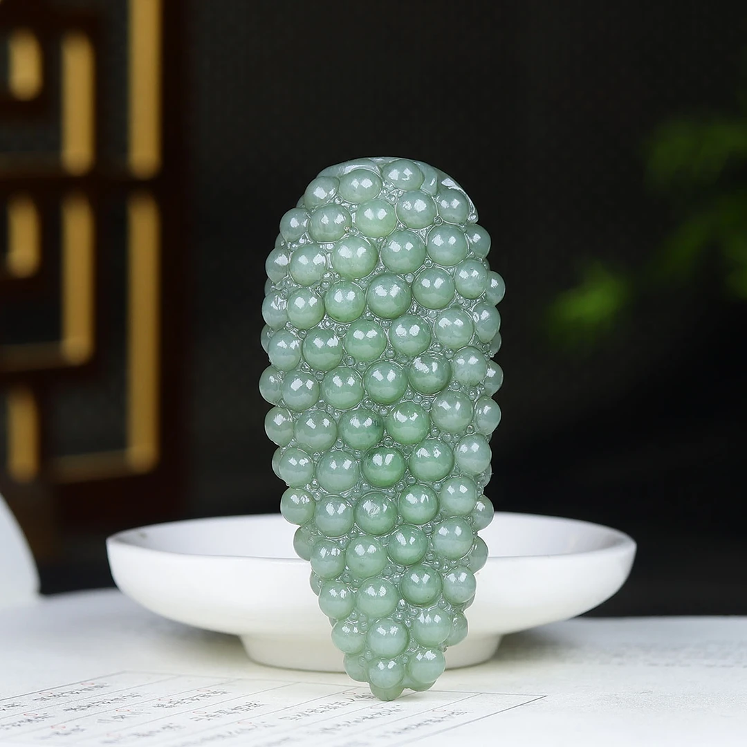 122777和田玉碧玉葡萄把件