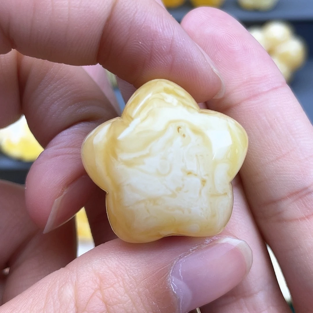 琥珀裸石未镶嵌老****心蜜蜡