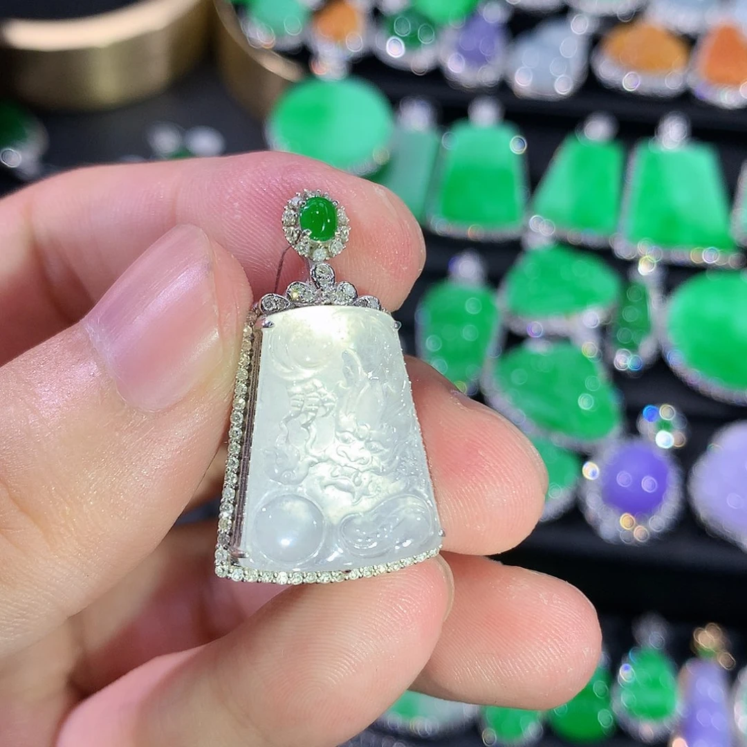 翡翠18K金镶嵌颈饰