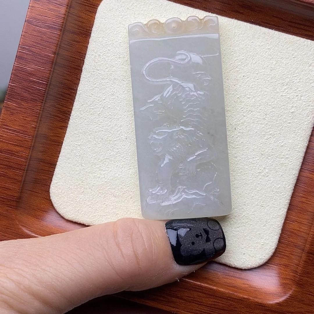 翡翠未镶嵌颈饰下山虎