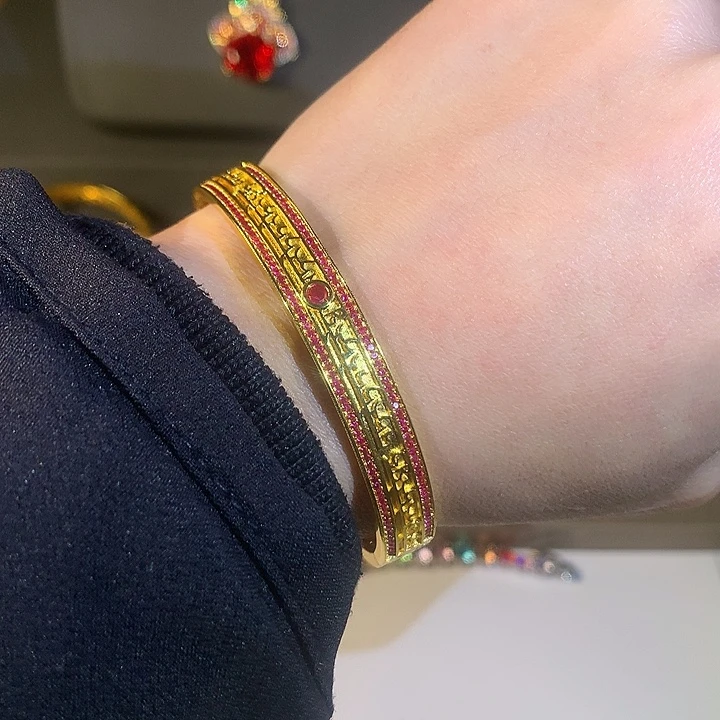 非金属    手镯。