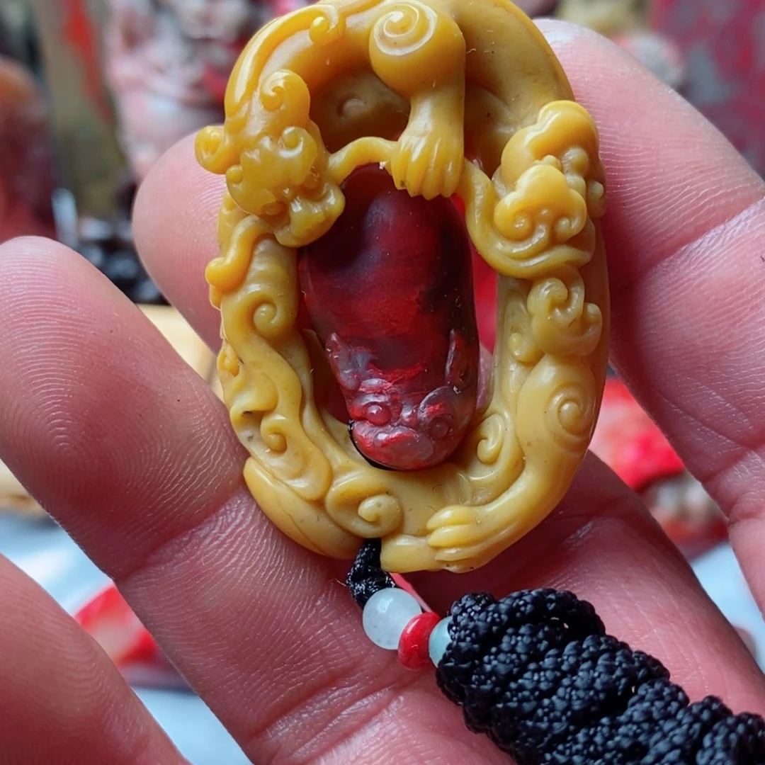 昌化鸡血石比***者昌化鸡血石挂件