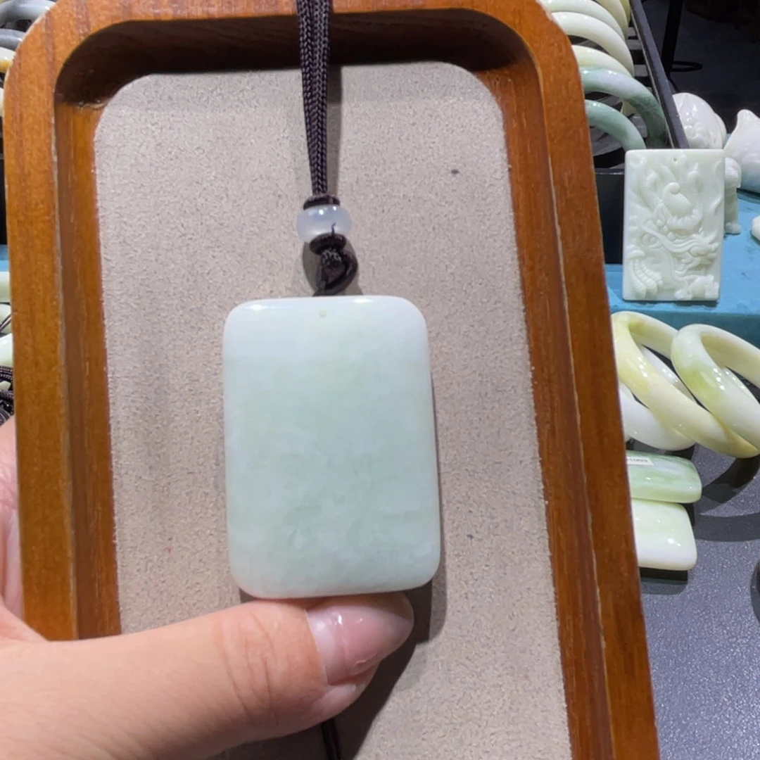 蓝田玉（蛇纹石化大理石玉）颈饰未镶嵌年****盛