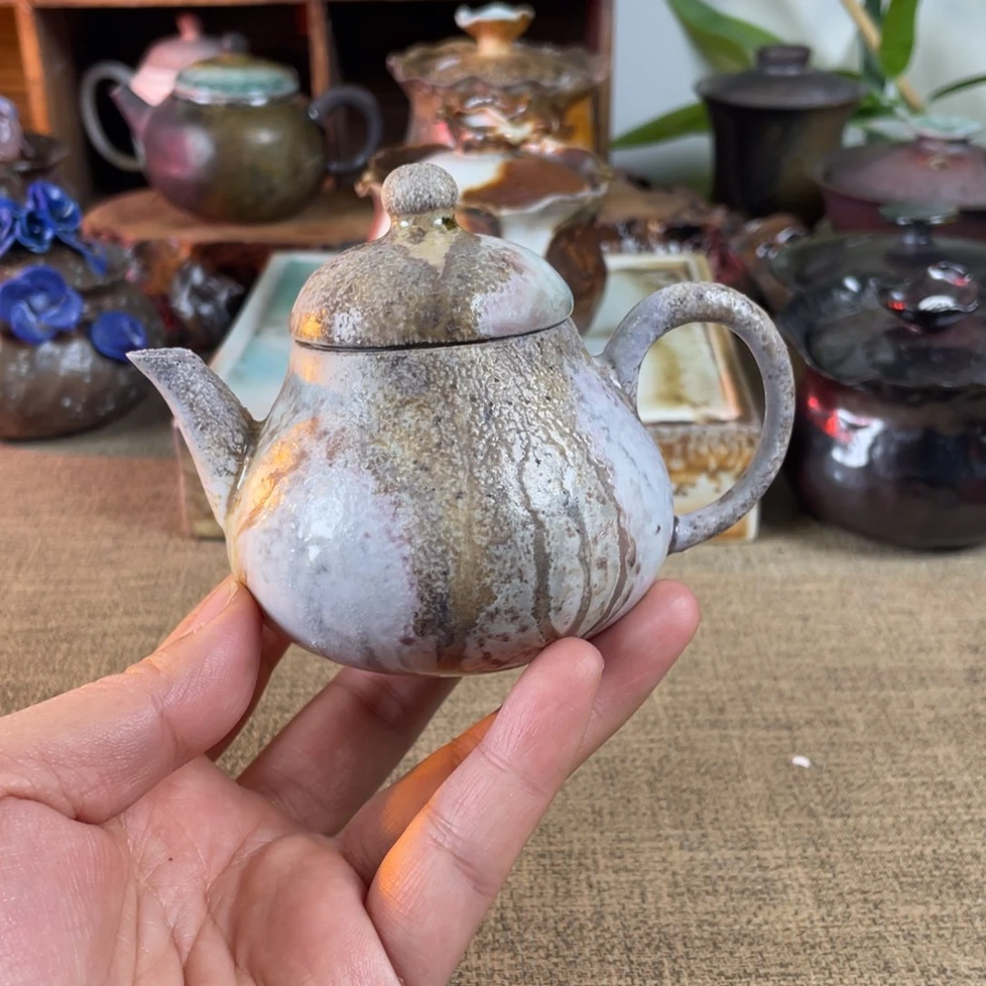 梨壶。 柴烧。 中白壶粉色微瑕