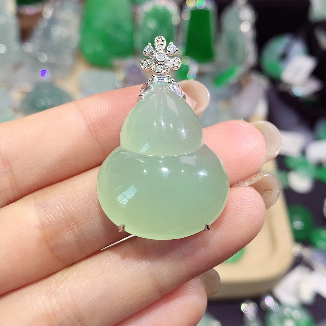 翡翠18K金镶嵌颈饰葫芦
