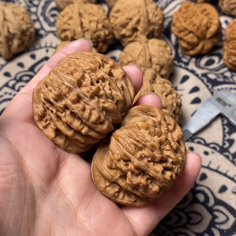 【闪购商品】文玩核桃吊坠一***看静静