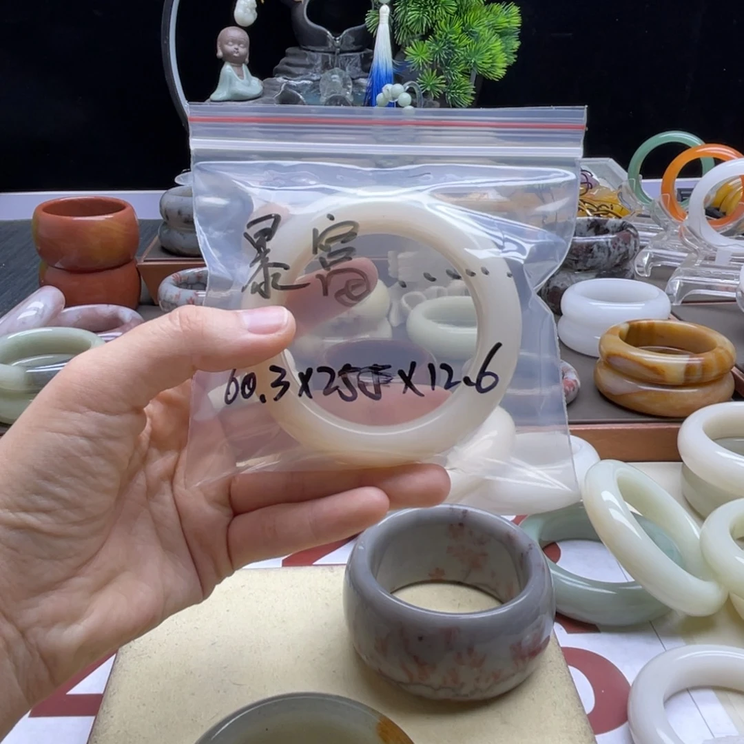 @****石英质玉（佘太翠）未镶嵌手镯