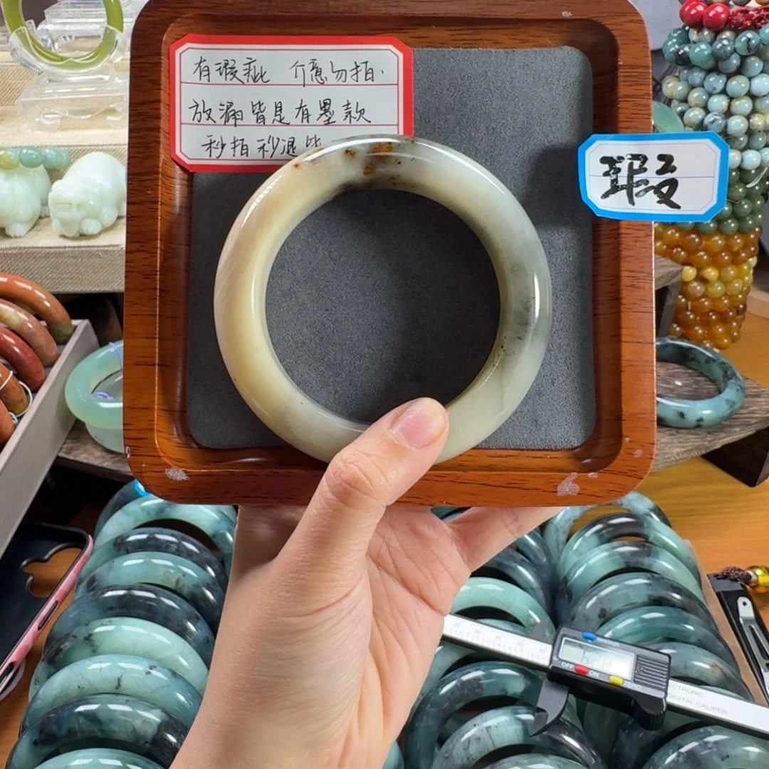 r***肉蛇纹石玉未镶嵌手镯