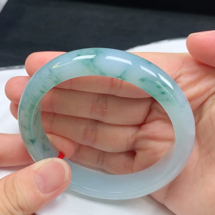 翡翠手镯未镶嵌。