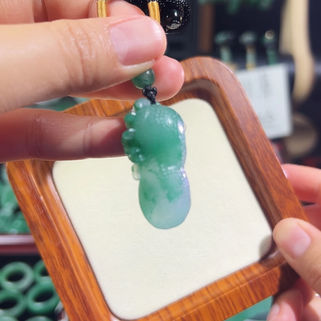 石英质玉未镶嵌颈饰