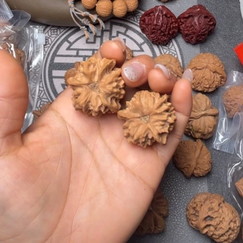 小***绅吊坠文玩核桃七山三棱