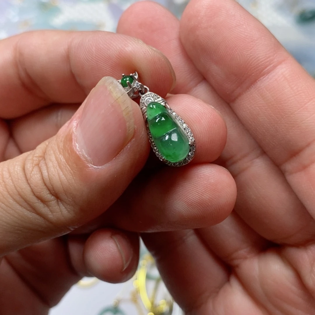 翡翠颈饰未镶嵌……..