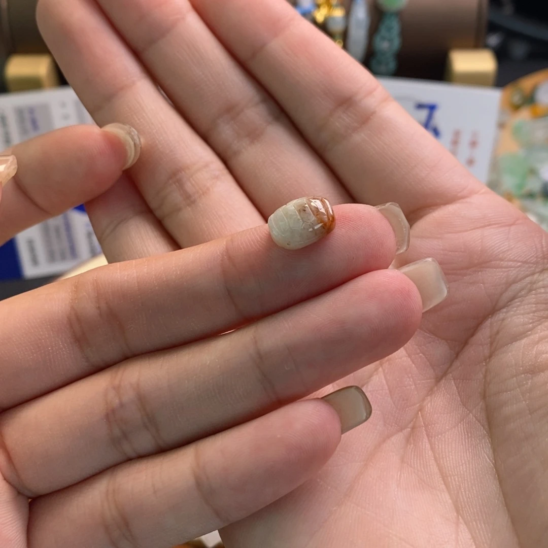 如***^翡翠未镶嵌颈饰17909