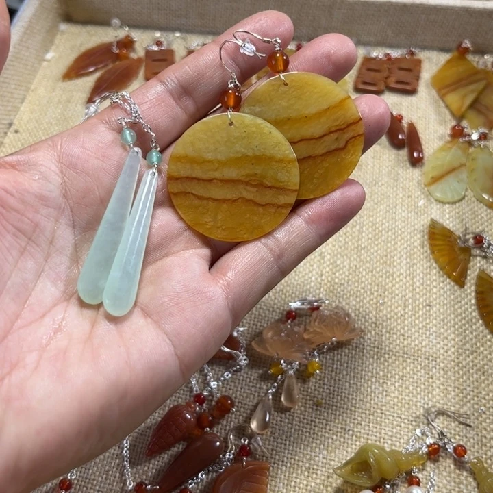 蛇纹石玉合金耳饰