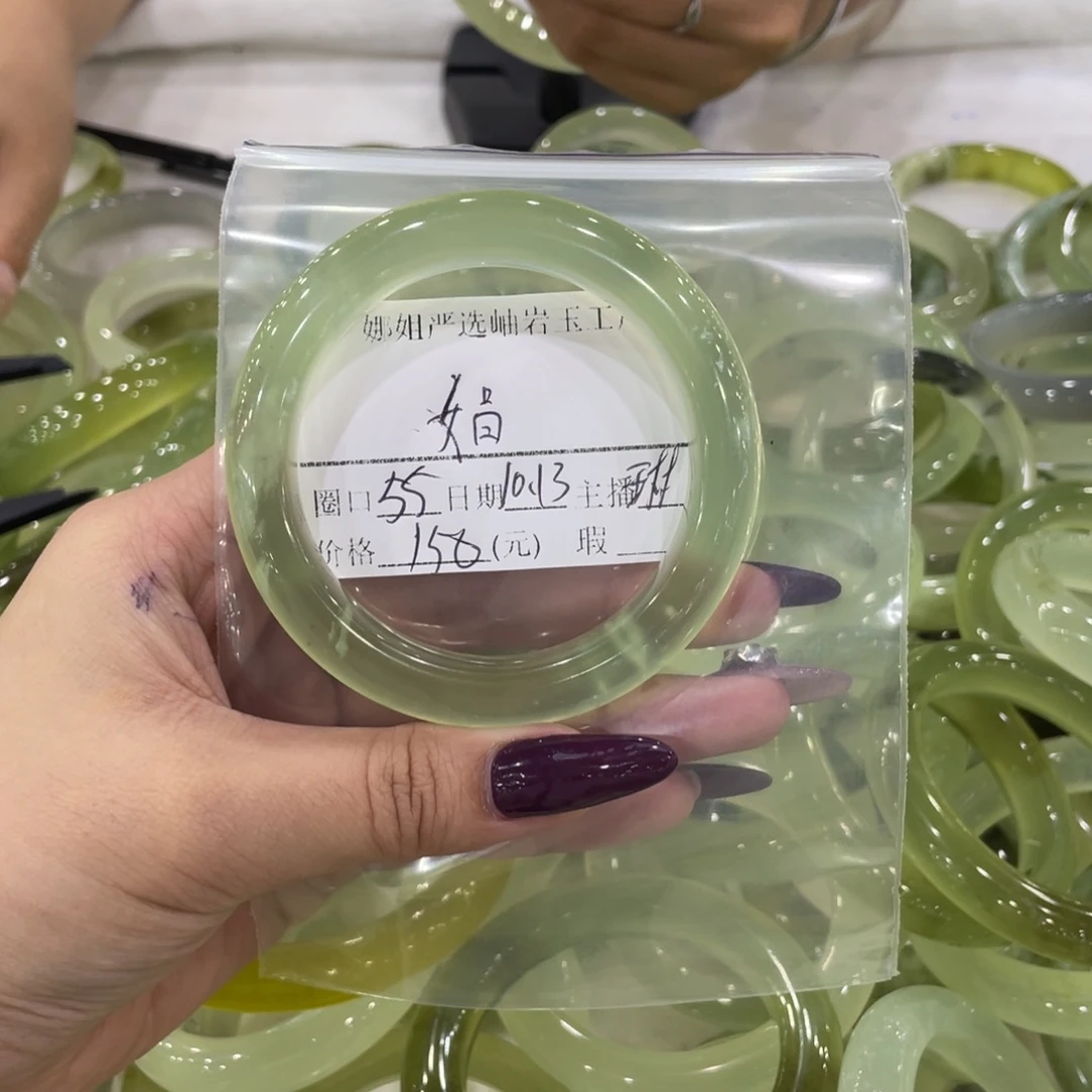 什***猫蛇纹石玉未镶嵌颈饰