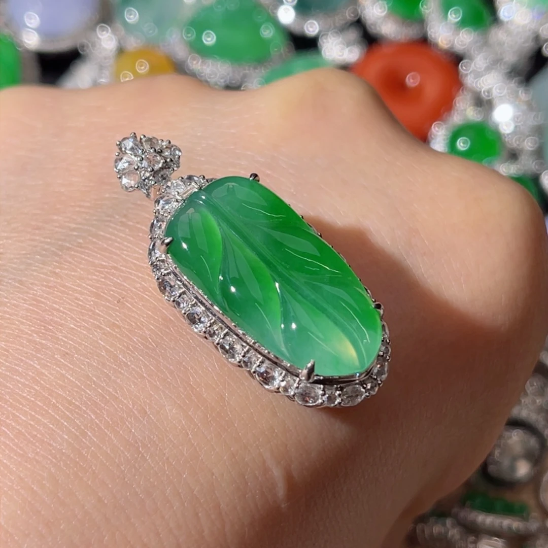 翡翠颈饰18K金镶嵌冰种甜阳绿叶子吊坠