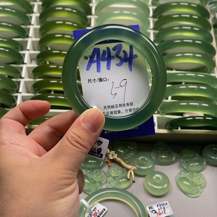用***W未镶嵌蛇纹石玉手镯