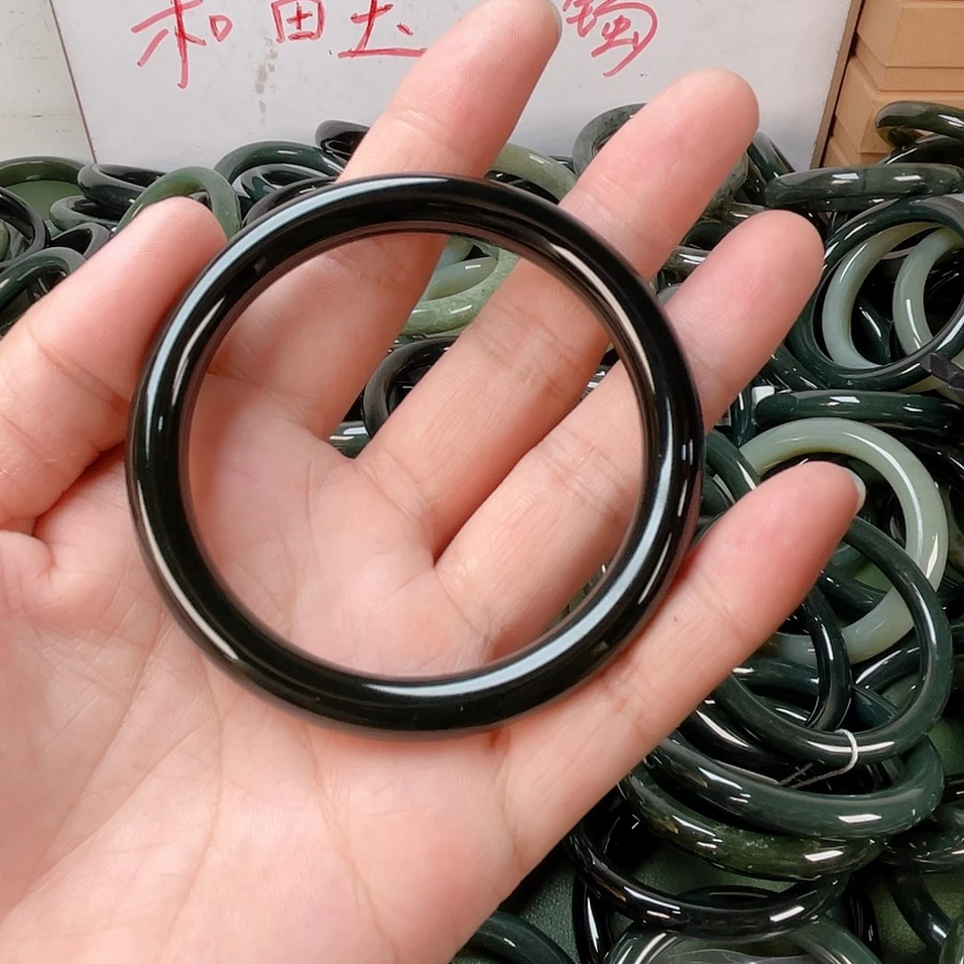 和田玉手镯未镶嵌钱**多