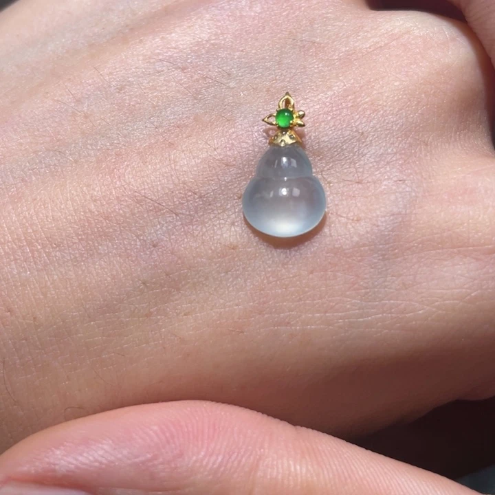 翡翠18K金镶嵌颈饰葫芦