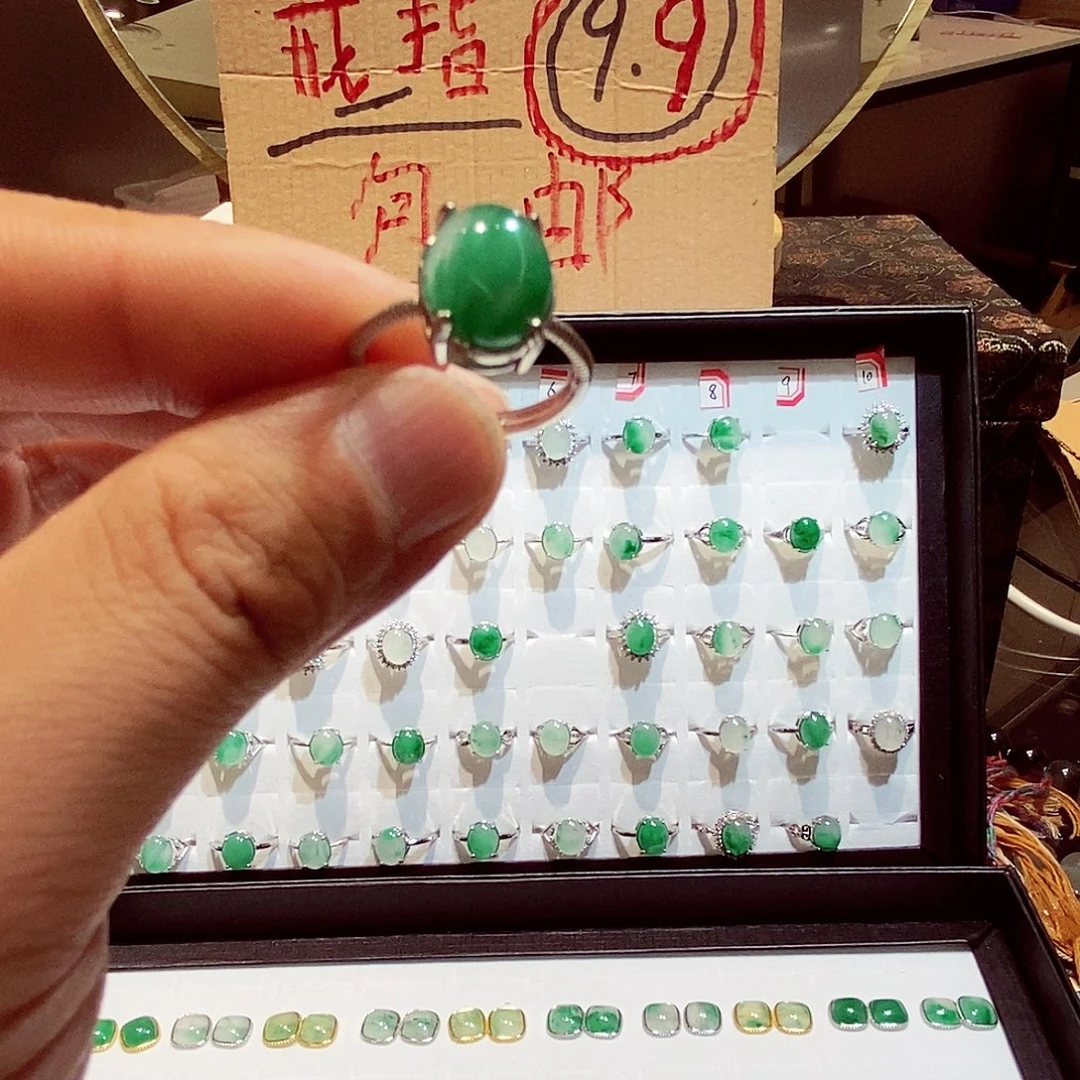 安***存未镶嵌石英质玉（非洲翠）耳钉