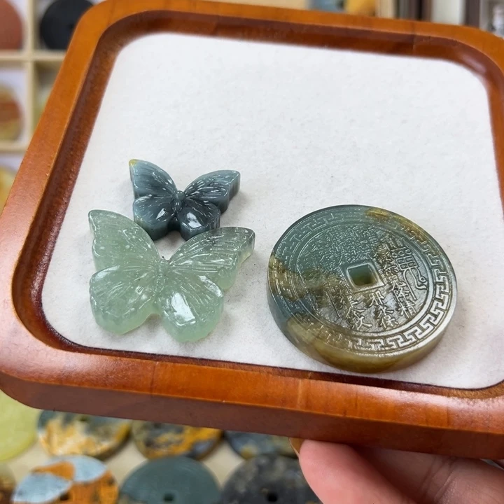 小***只蛇纹石玉未镶嵌颈饰