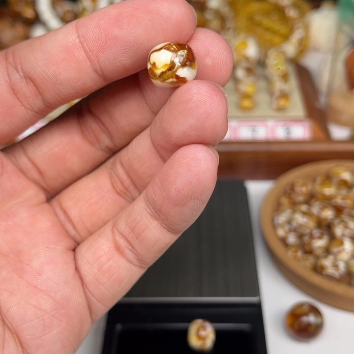 未镶嵌琥珀裸石淏**?59号