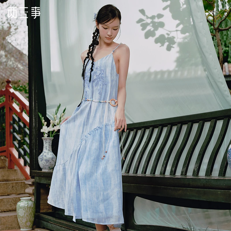 两三事水影香山2025春季新款优雅绣花串珠腰绳渐变色吊带裙连衣裙