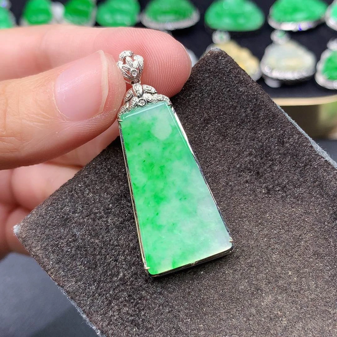 翡翠18K金镶嵌吊坠(赠链)