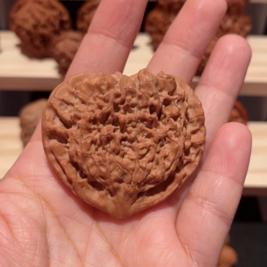 文玩核桃吊坠扁桃心