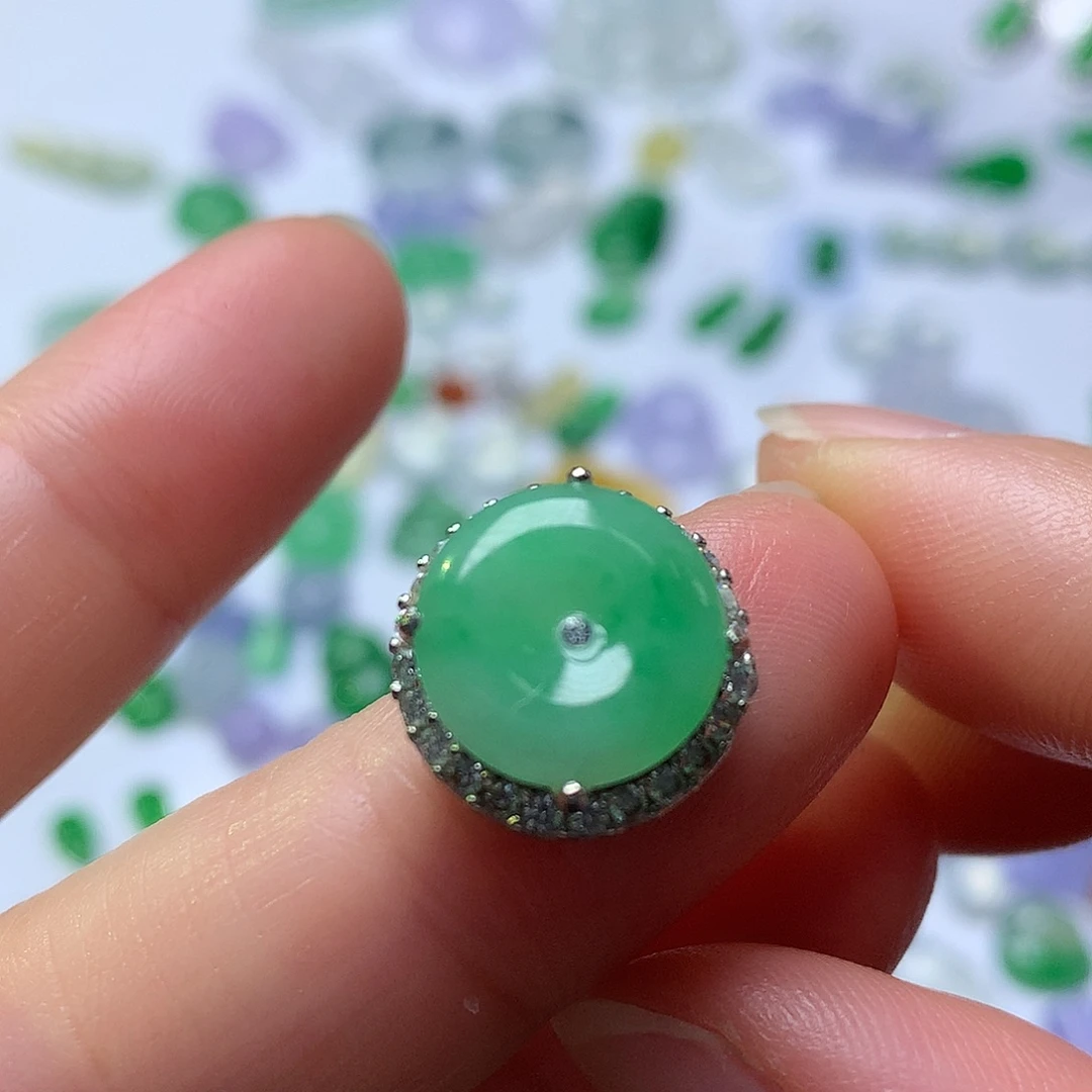 翡翠未镶嵌颈饰扣