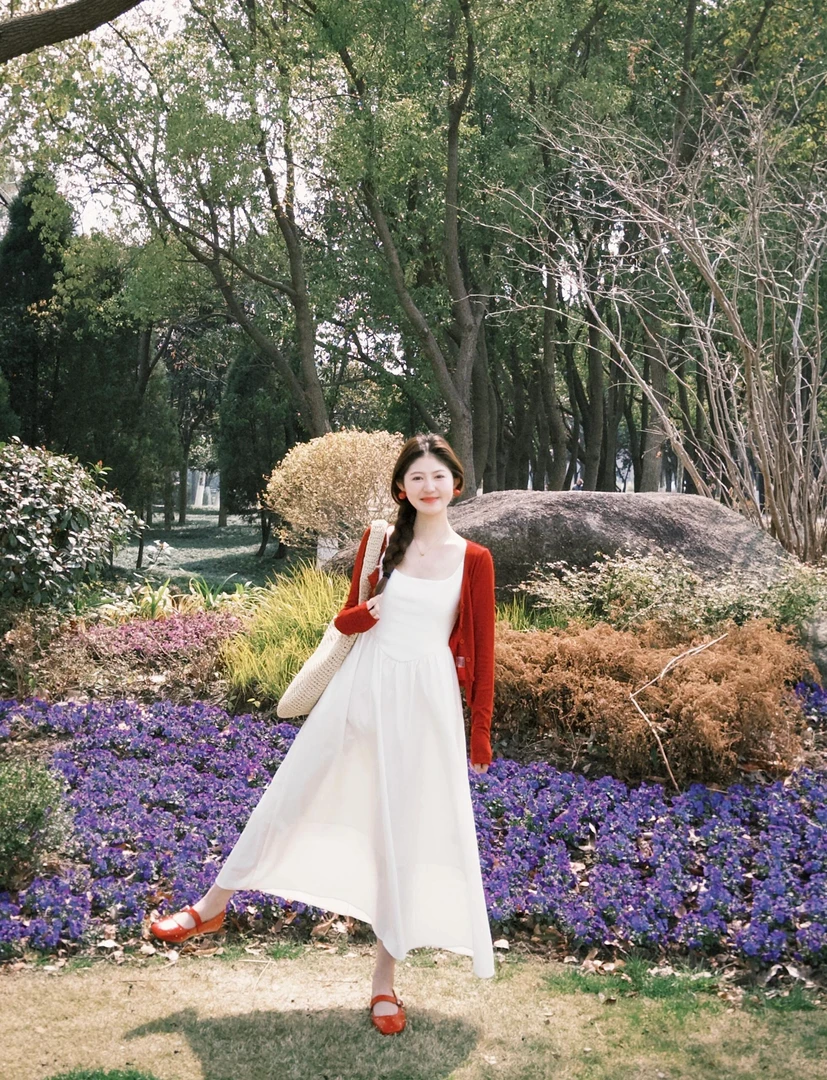 2025春夏韩版温柔风红色针织开衫女搭配白色吊带连衣裙气质两件套