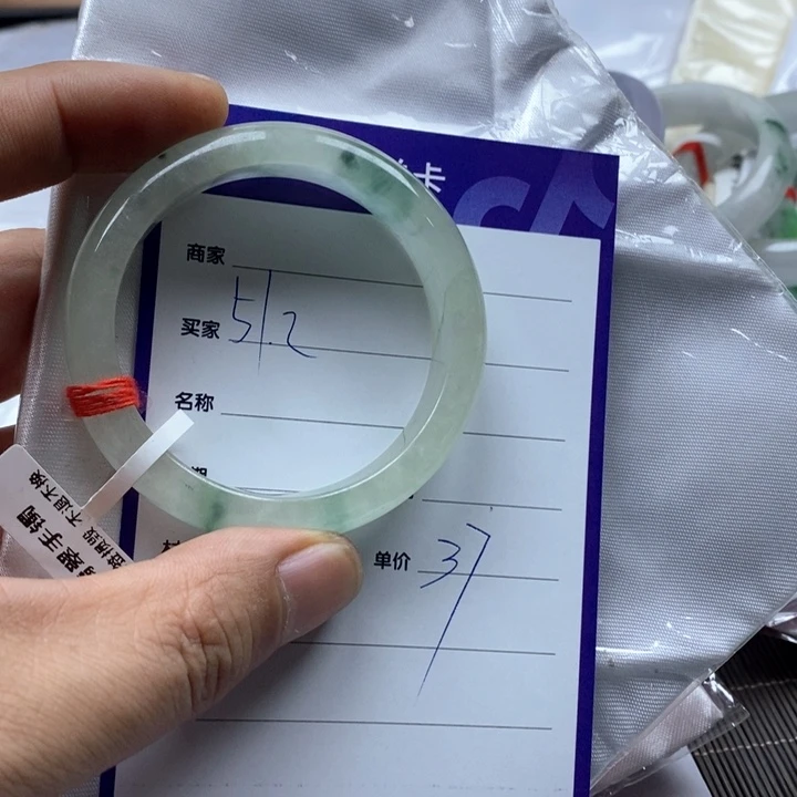 翡翠未镶嵌颈饰手镯