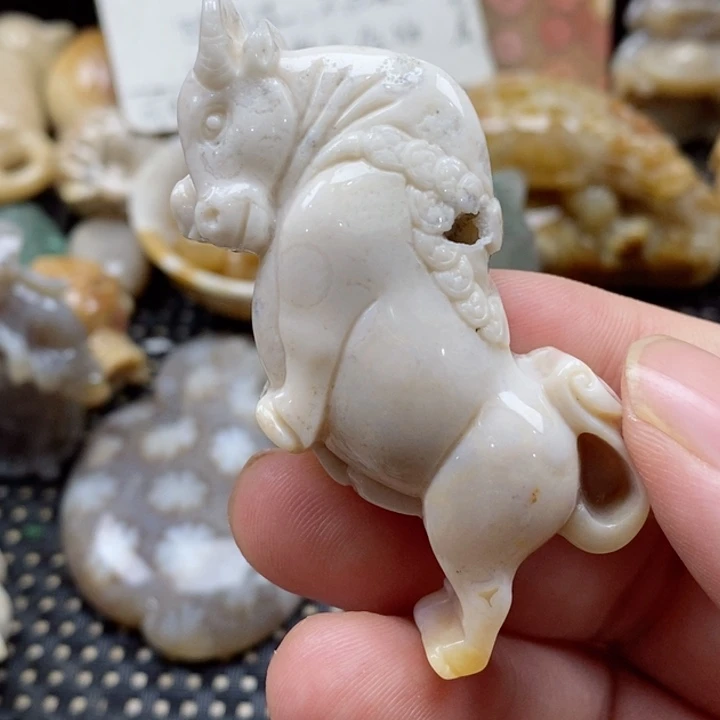硅化珊瑚（珊瑚玉）颈饰未镶嵌平*人