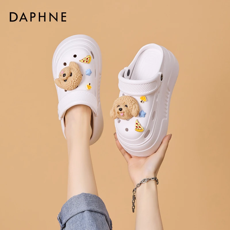 达芙妮外穿洞洞鞋女2025夏新款可爱DIY卡通松糕底超厚底包头拖鞋