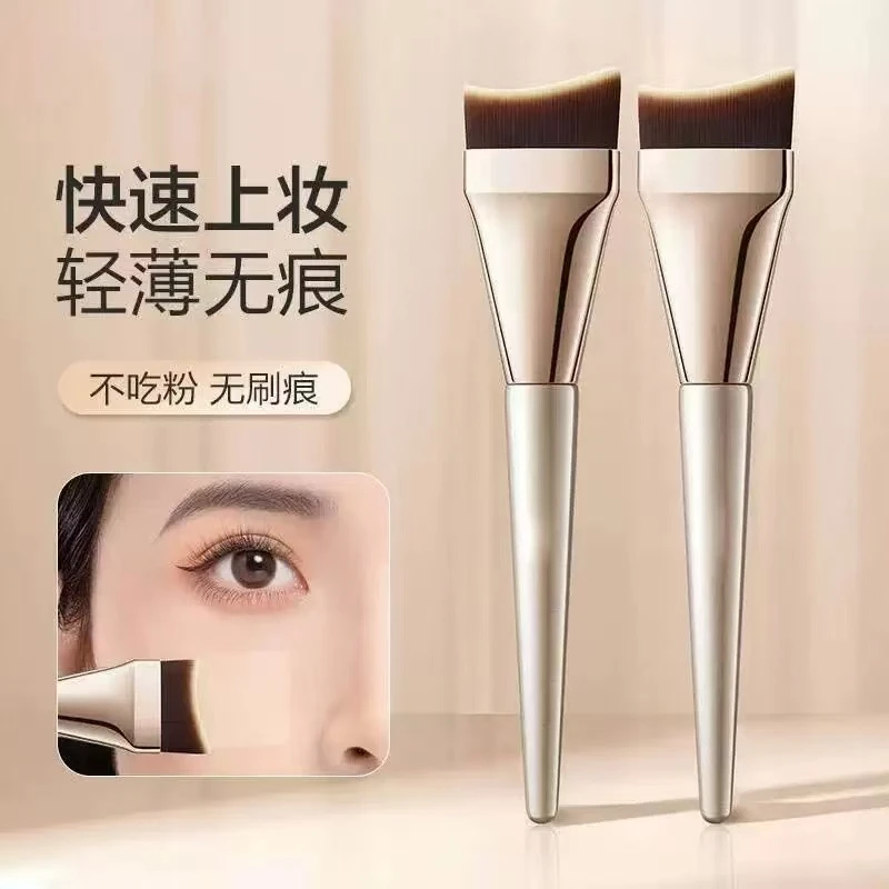 月牙弧形粉底刷鱼尾刷轻薄无痕贴合脸部不吃粉软毛便携新手化妆师