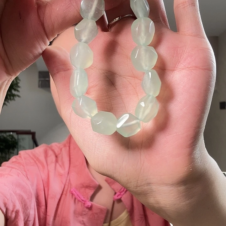 雪***~蛇纹石玉未镶嵌颈饰