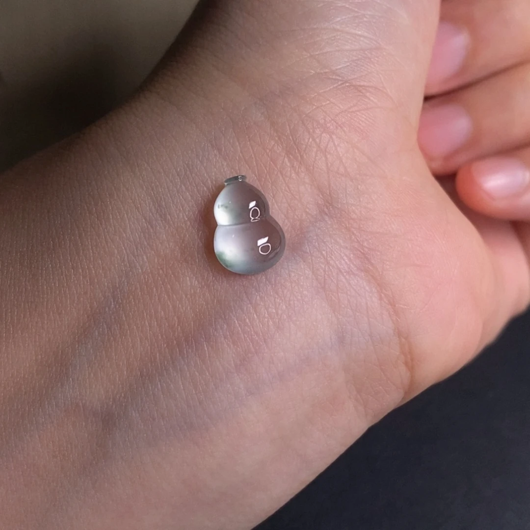 翡翠未镶嵌颈饰葫芦