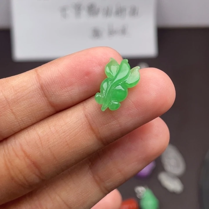 翡翠未镶嵌颈饰吊坠