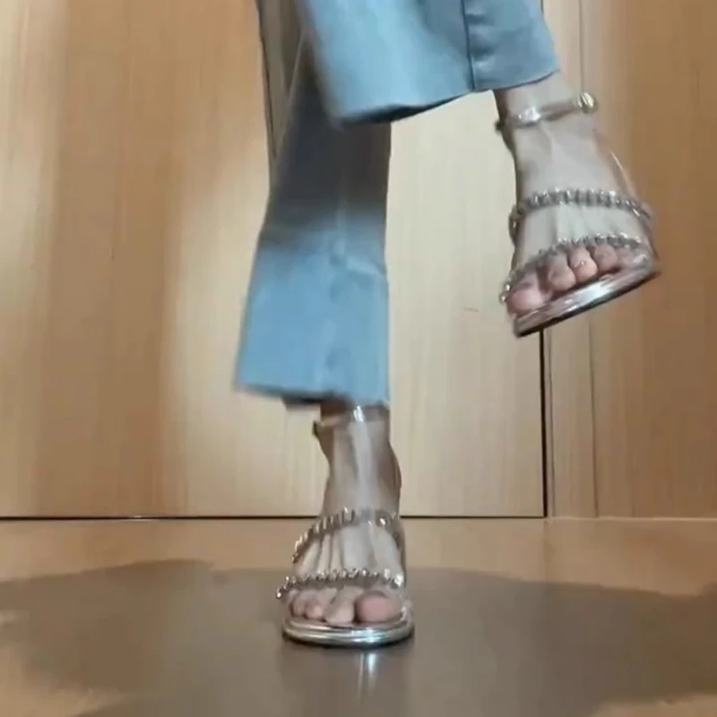 原创韩版女士凉鞋2025夏季新款时尚水钻银色露趾一字带粗跟高跟鞋